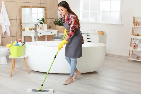 https://www.mollymaid.com/us/en-us/molly-maid/_assets/expert-tips/images/bathroom-cleaning-(1).webp