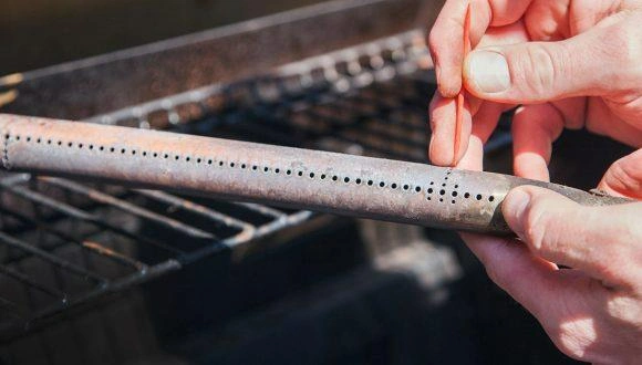 https://www.mollymaid.com/us/en-us/molly-maid/_assets/expert-tips/images/how-to-clean-a-propane-grill.webp